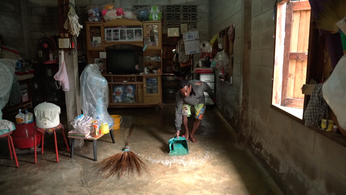 มัญจาคีรีน้ำยังท่วมสูงชาวบ้านเร่งสูบน้ำออกจากบ้าน