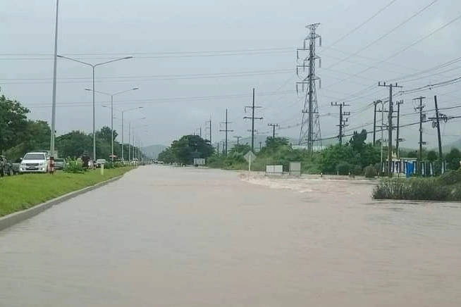 น้ำป่าท่วมทางหลวงสาย 21 จนต้องปิดการจราจรฝั่งเข้าเพชรบูรณ์