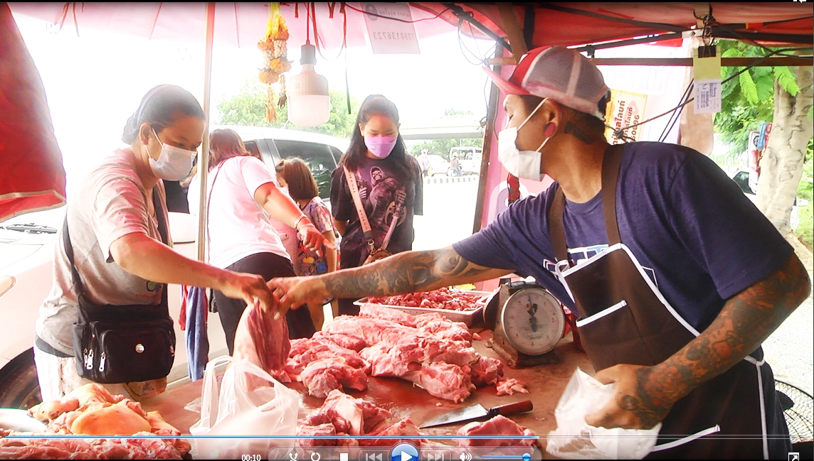 ฮือฮา! พ่อค้าหมูเมืองขุนแผนจัดโปรสู้โควิด-19 แจกทองคืนกำไรลูกค้า