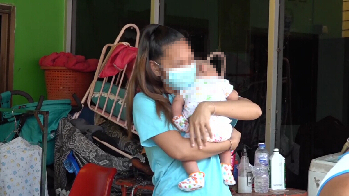 กำลังใจผู้ประสบภัย  กาชาดภูเก็ตรุดเยี่ยมครอบครัวติดโควิดทั้งบ้าน