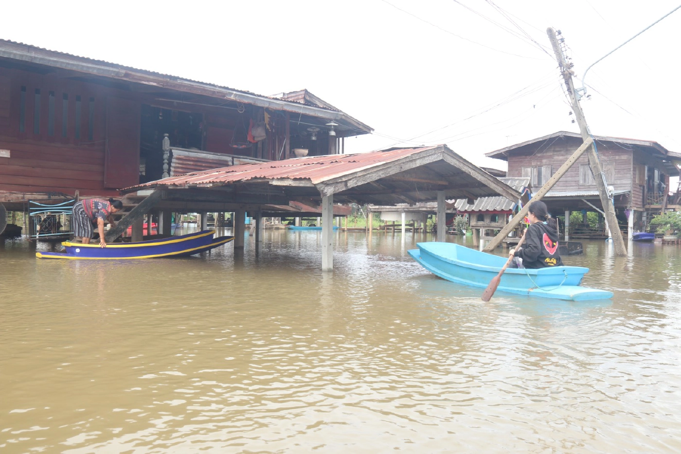 "แม่น้ำยม"เพิ่มจากน้ำตอนบน-ล้นตลิ่งท่วมบ้าน