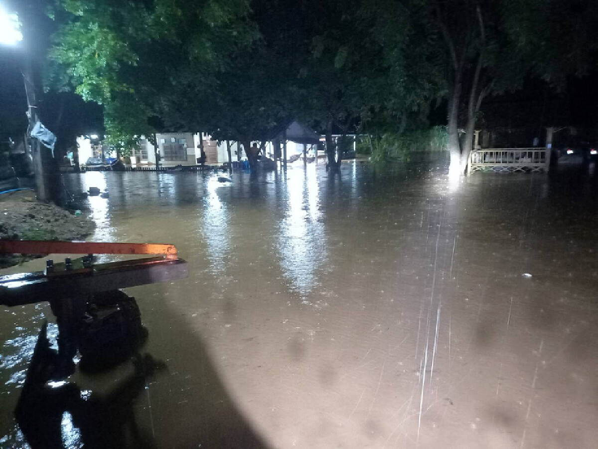 ฝนถล่มอำเภอด่านช้าง น้ำป่าทะลักกลางดึกท่วมโรงเรียนบ้านเรือนประชาชน