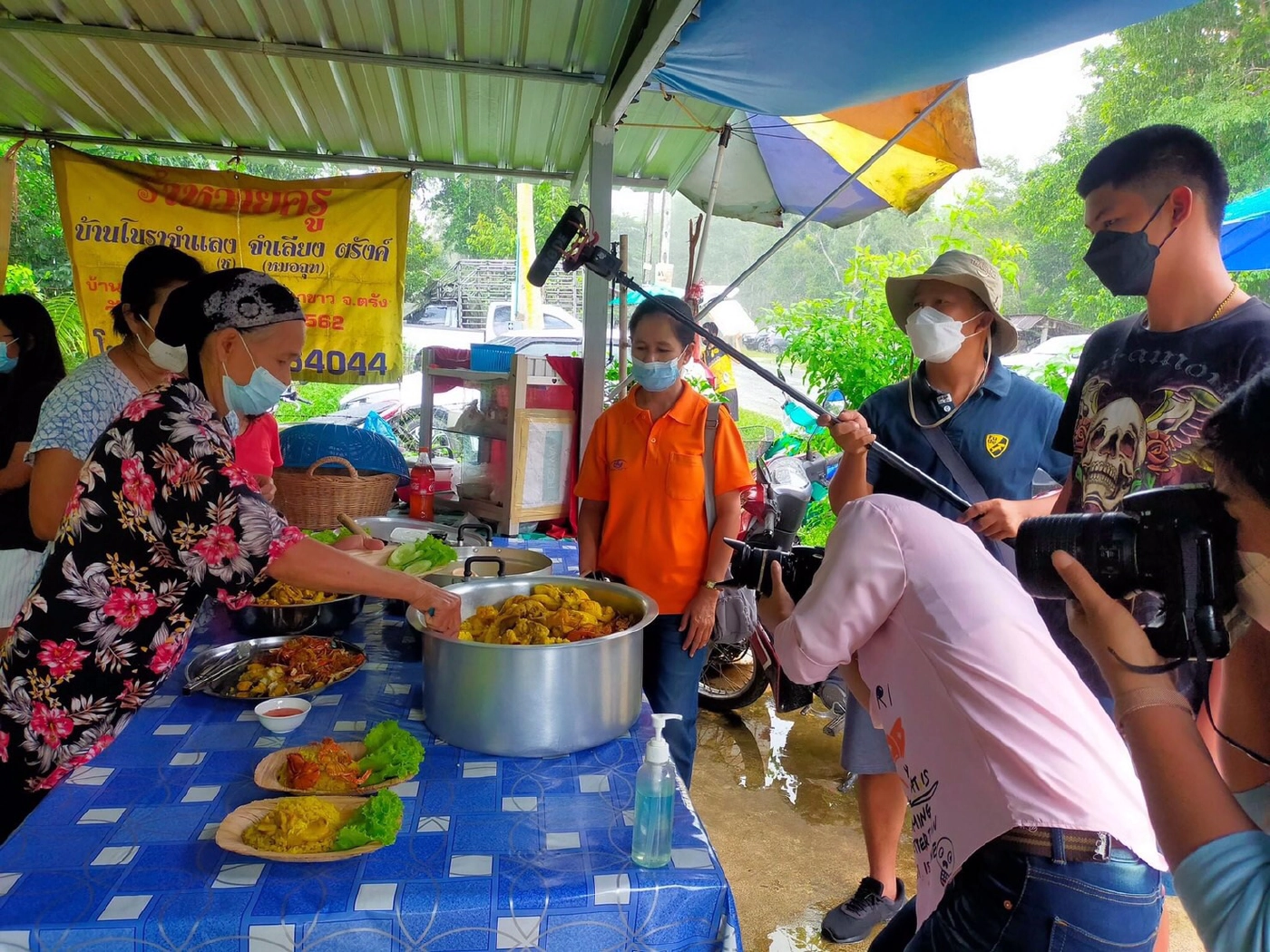 "ข้าวหมกไก่รักษ์โลก" ใช้จานใบจากแทนกล่องพลาสติก