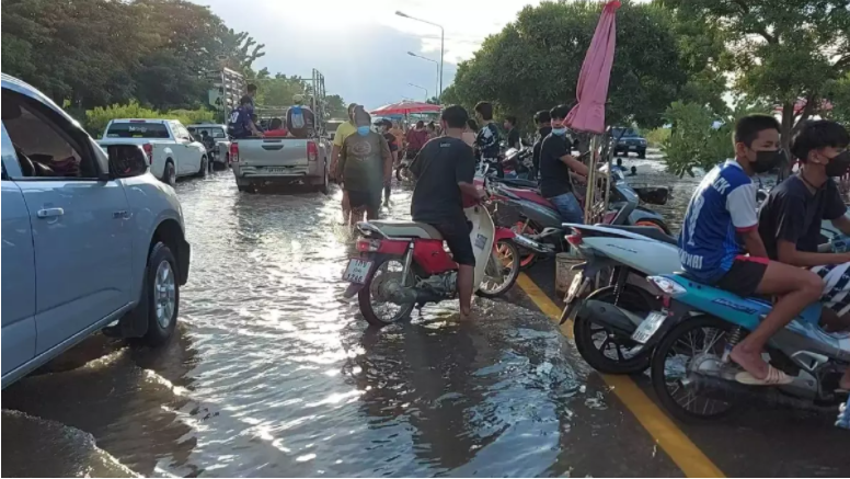 คลายเครียด! ชาวบ้านสุโขทัยแห่เล่นน้ำท่วม