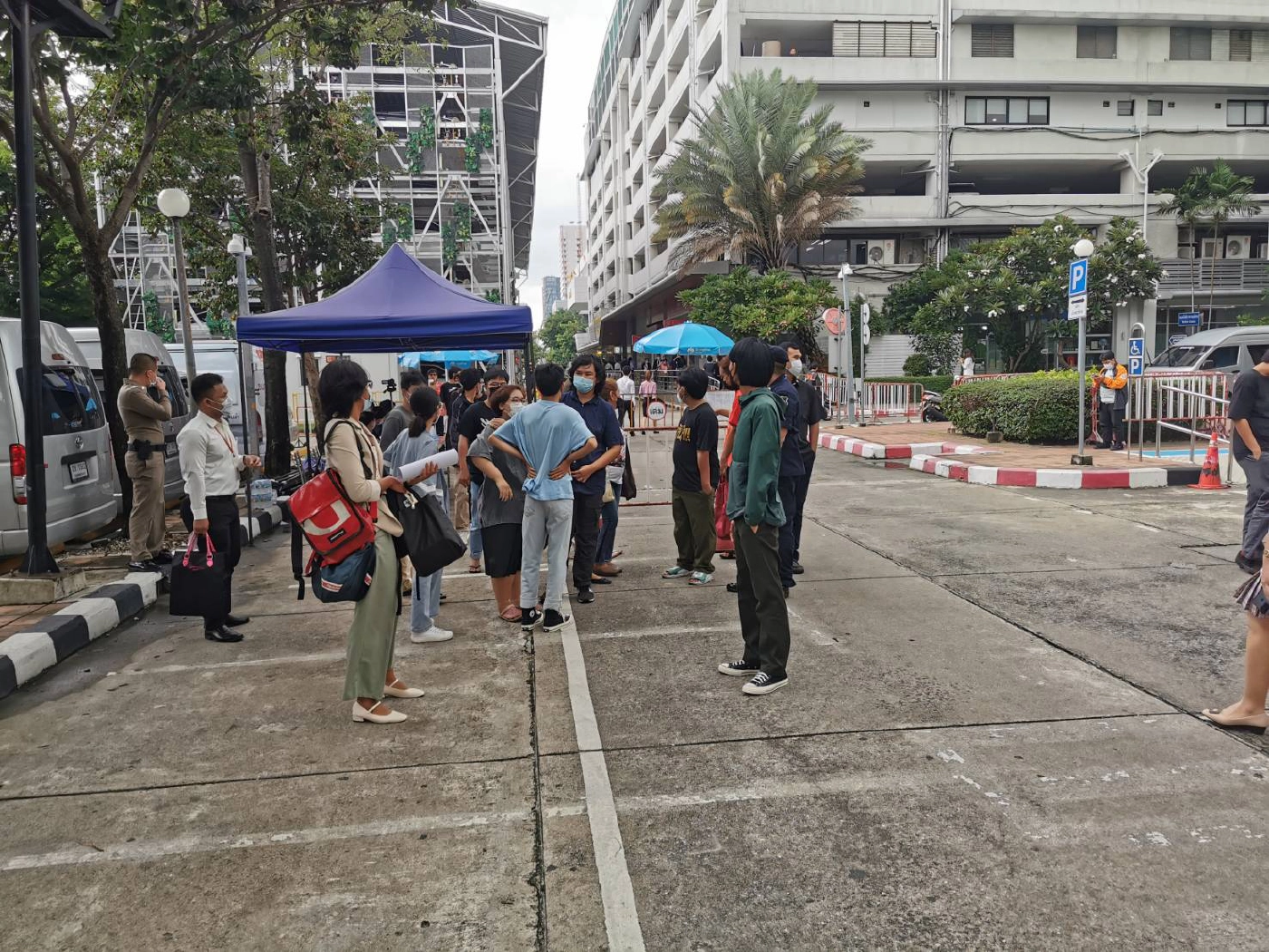 17 โจ๋ ม็อบเยาวชนปลดแอกรอดคุกคดีสาดสีใส่เจ้าหน้าที่