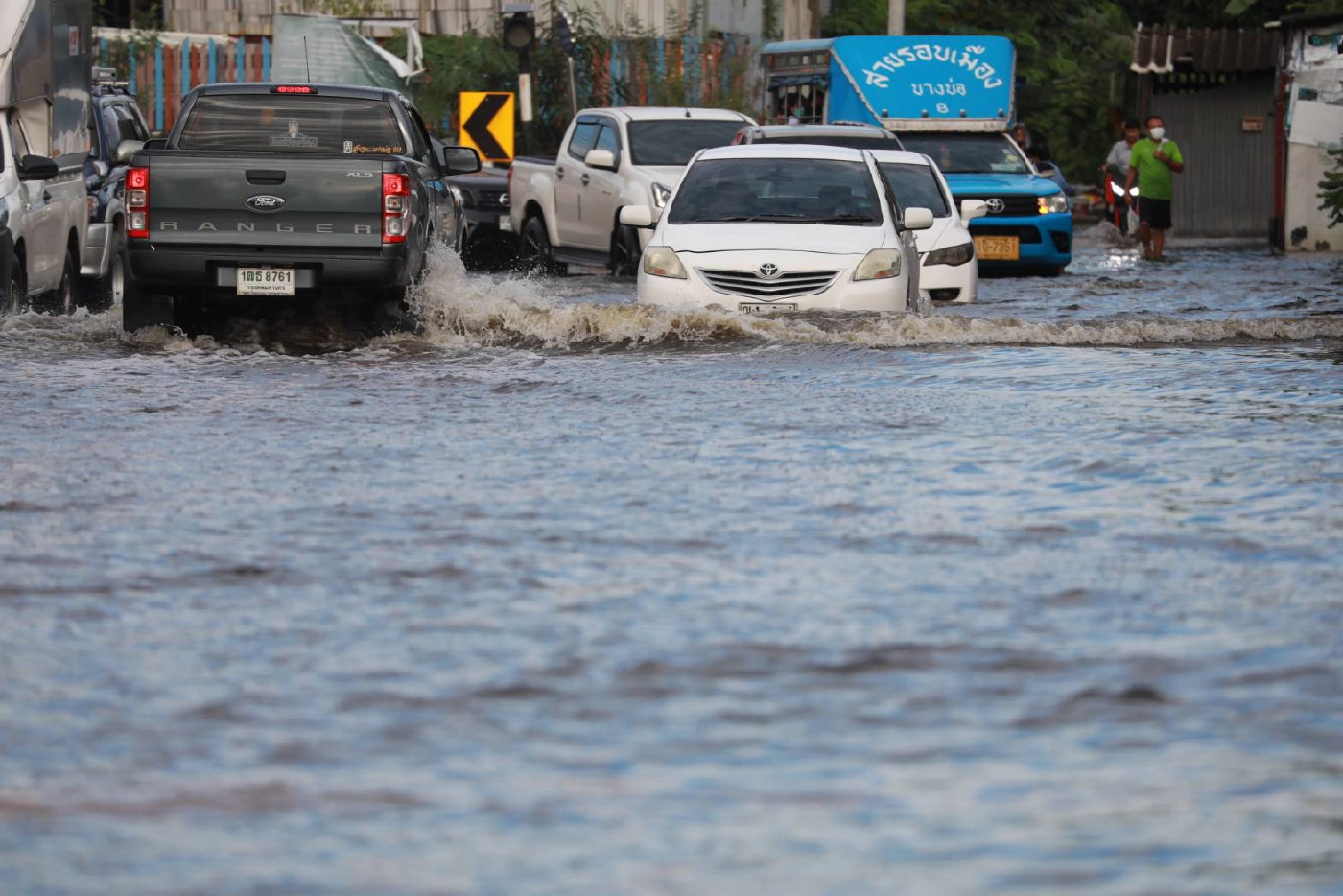 น้ำระดับไหน ?  ขับรถลุยแล้วเครื่องยนต์ไม่พัง