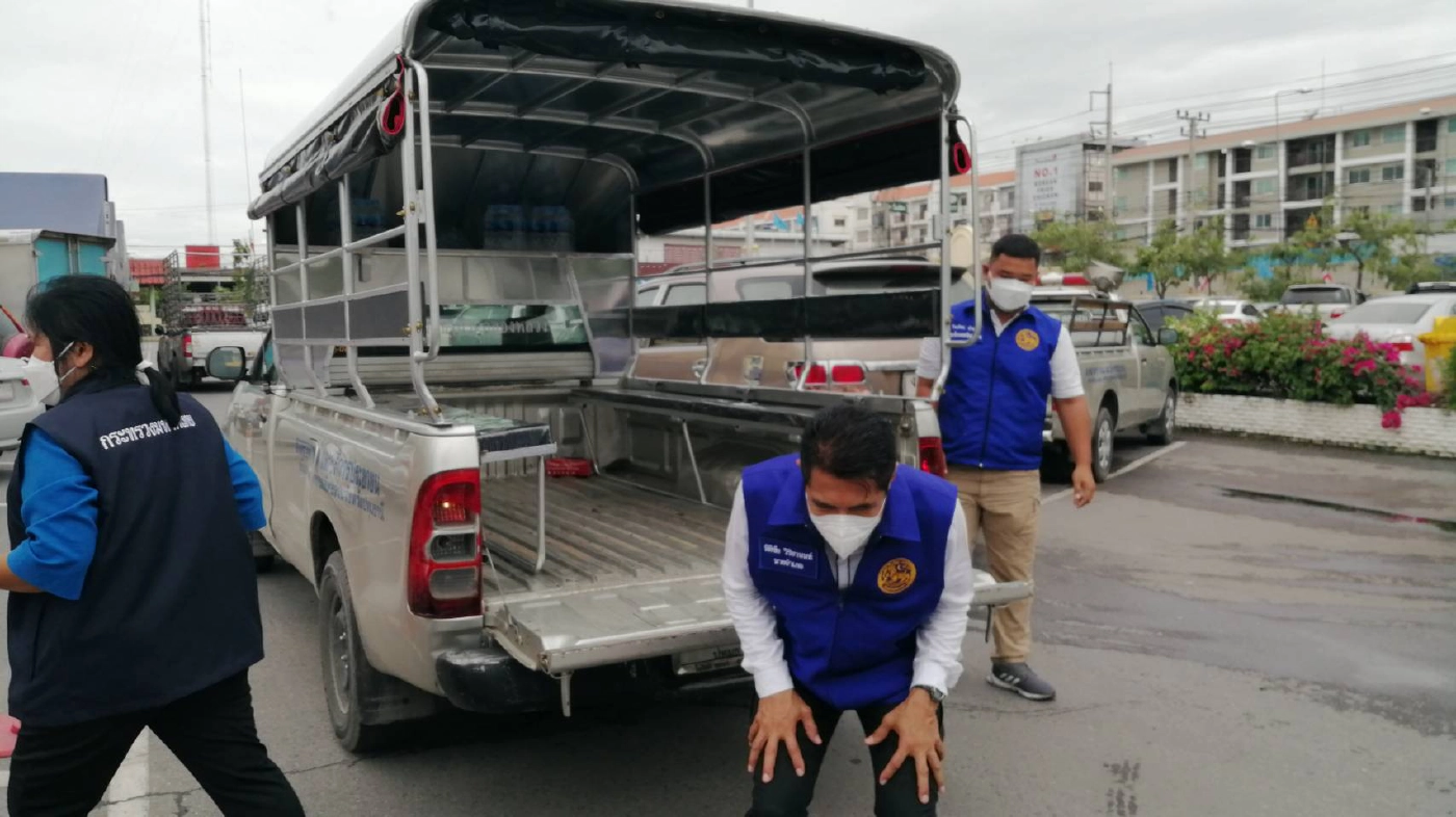 นอภ.ยุคใหม่ ใช้รถสองแถวแทนรถส่วนตัวในช่วงโควิด