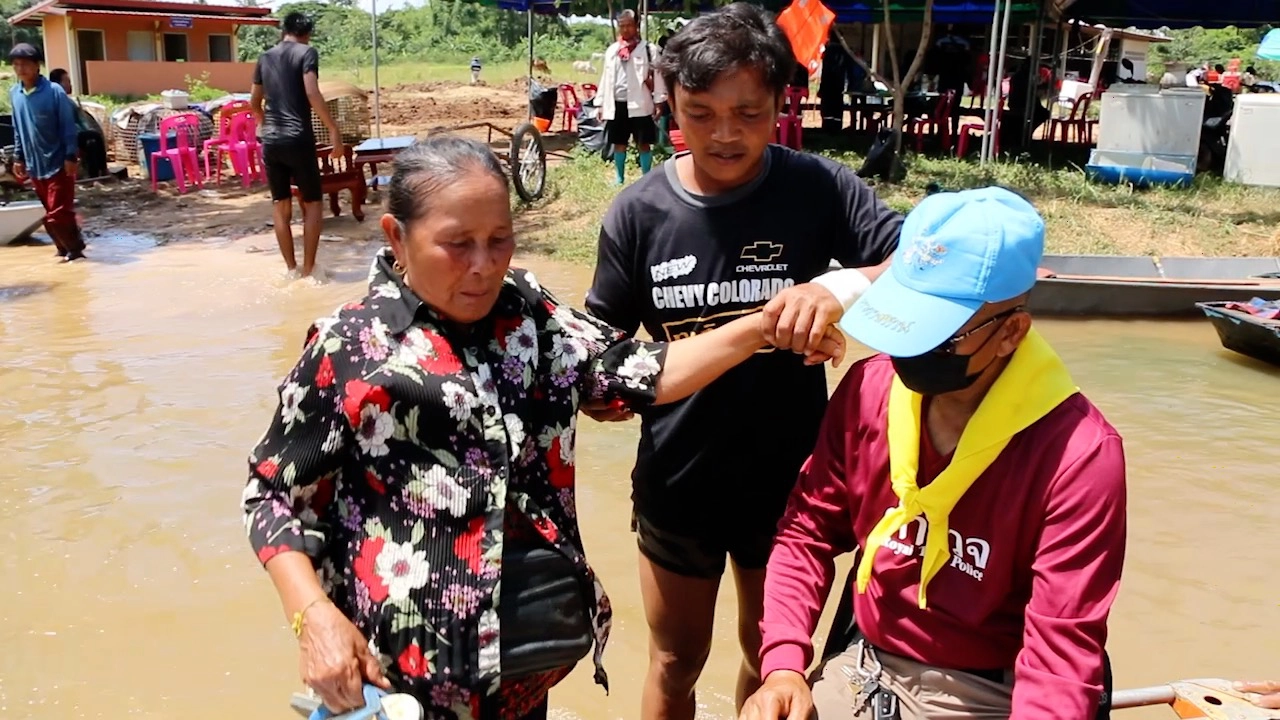 แม่ลูกอ่อนหอบลูก 5 เดือนอพยพหนีน้ำอยู่เมรุ