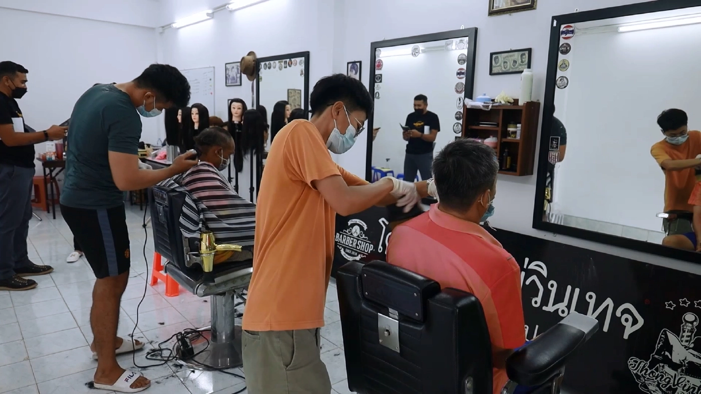ช่างตัดผมวินเทจเปิดร้านตัดผมฟรีหลังคลายล็อก