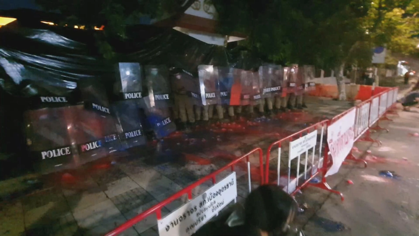 คาร์ม็อบอุดรแขวนคอหุ่นบนสะพานลอยขว้างถุงสีใส่ตำรวจ