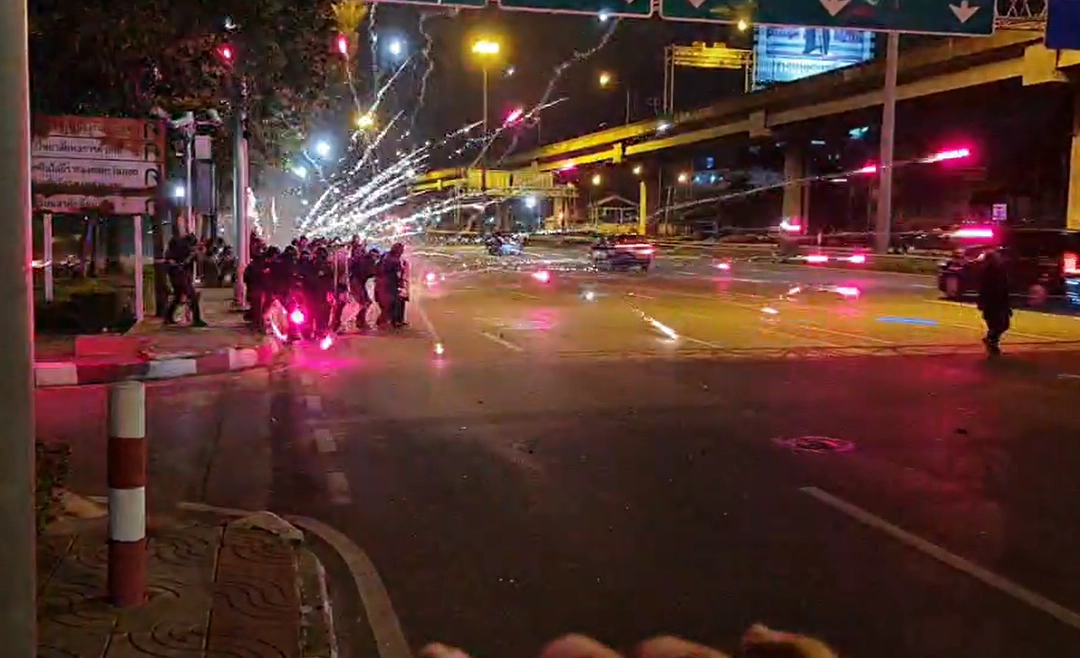 นึกว่าไม่มา! ม็อบทะลุแก๊สรวมตัวจุดพลุปาระเบิด ประทัดยักษ์ ใส่เจ้าหน้าที่