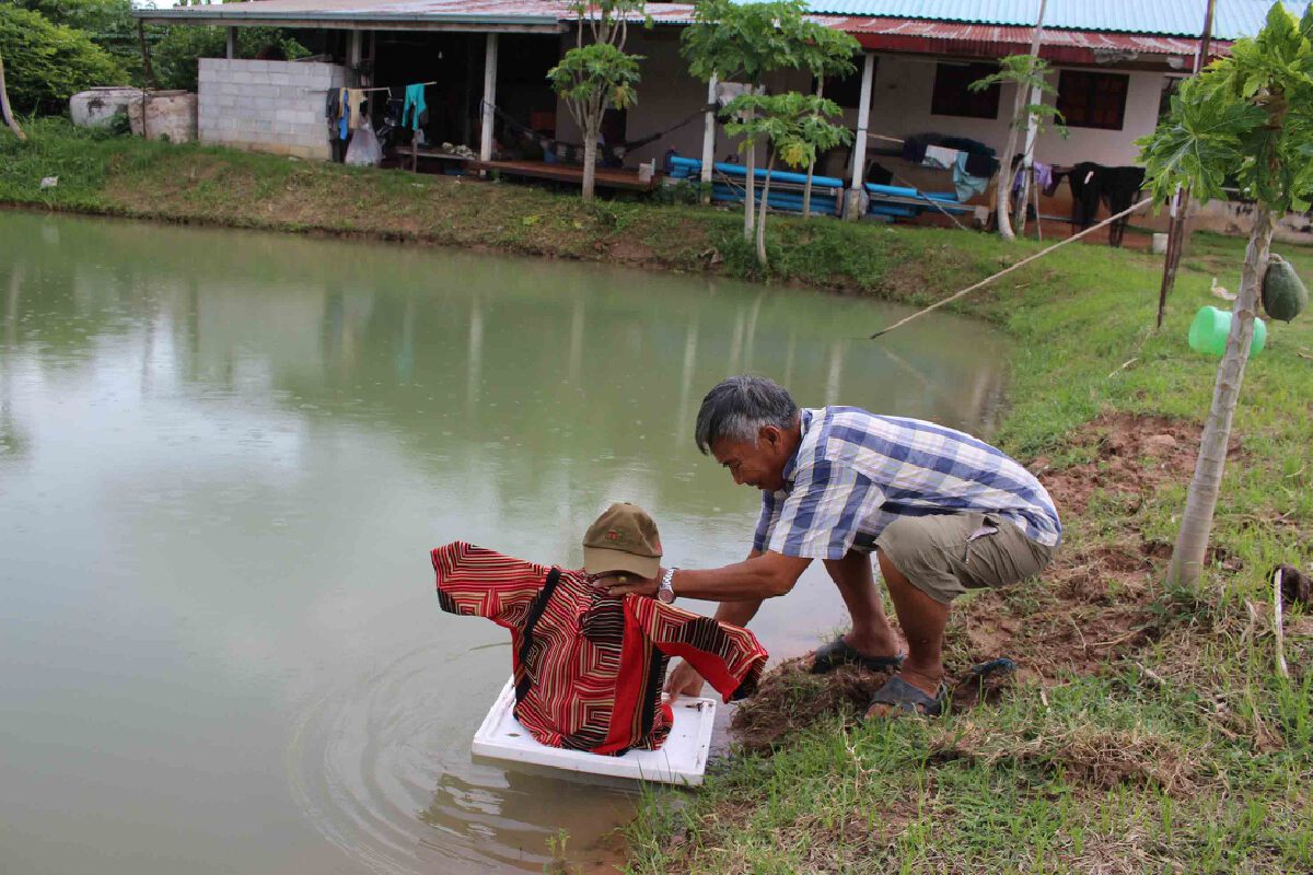เกษตรกรนำภูมิปัญญาทำหุ่นไล่นกกาน้ำศัตรูกินกุ้งก้ามกราม