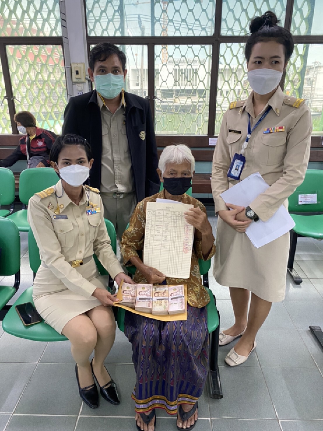 ยายร่ำไห้ดีใจได้โฉนดบ้านคืนแล้วหลังผู้ใจบุญร่วมบริจาค