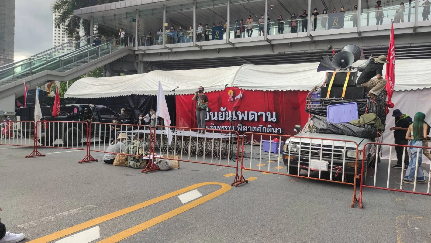 ม็อบแนวร่วมธรรมศาสตร์ฯ รวมตัวแยกราชประสงค์เตรียมปราศรัยเดือดรัฐบาล