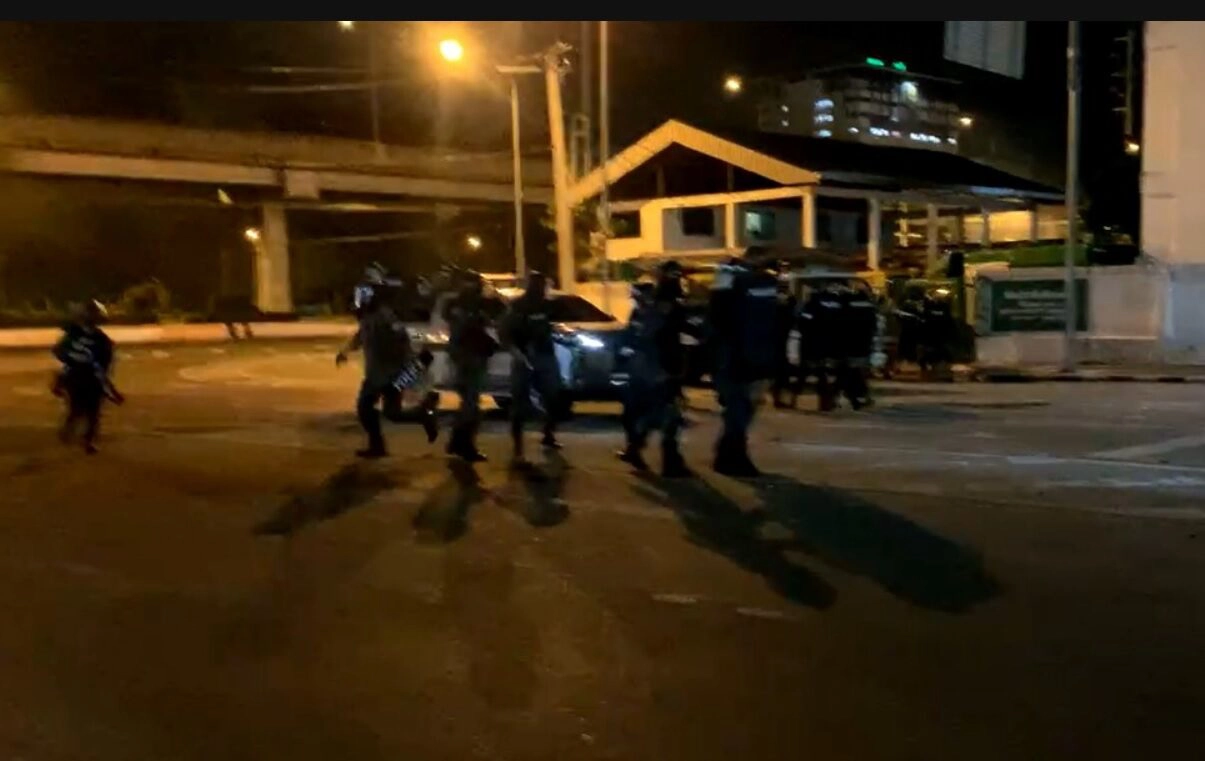 ม็อบทะลุแก๊สป่วนรายวัน รวมตัวจุดประทัด - เผายางรถ ป่วน คฝ. ที่ซอยมิตรไมตรี