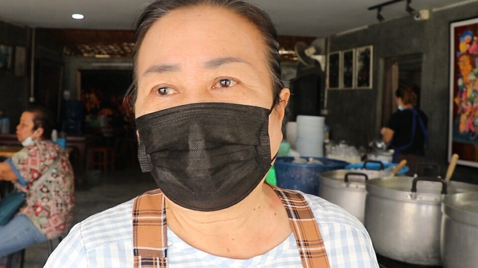ข้าวแกง”โพธิ์ทอง” แจกฟรีกินฟรี ช่วยเหลือกันในช่วงโควิด