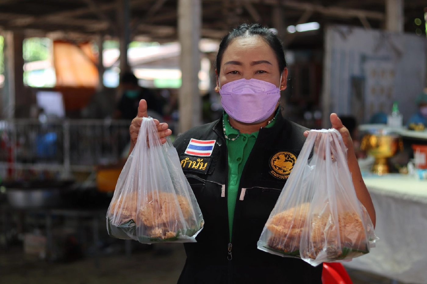 ต่อคิวซื้อ"ข้าวเม่าทอด"งานประเพณีบุญเดือนสิบ ปิดทองหลวงพ่อปั้น