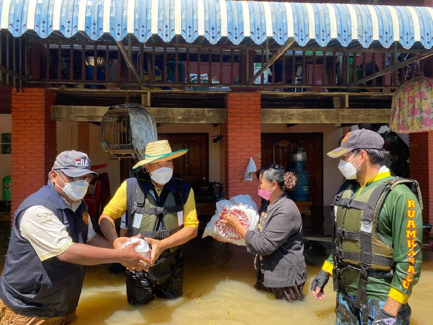 นายก อบจ.สุโขทัย ควง"บิณฑ์ บรรลือฤทธิ์"ช่วยผู้ประสบภัยน้ำท่วม