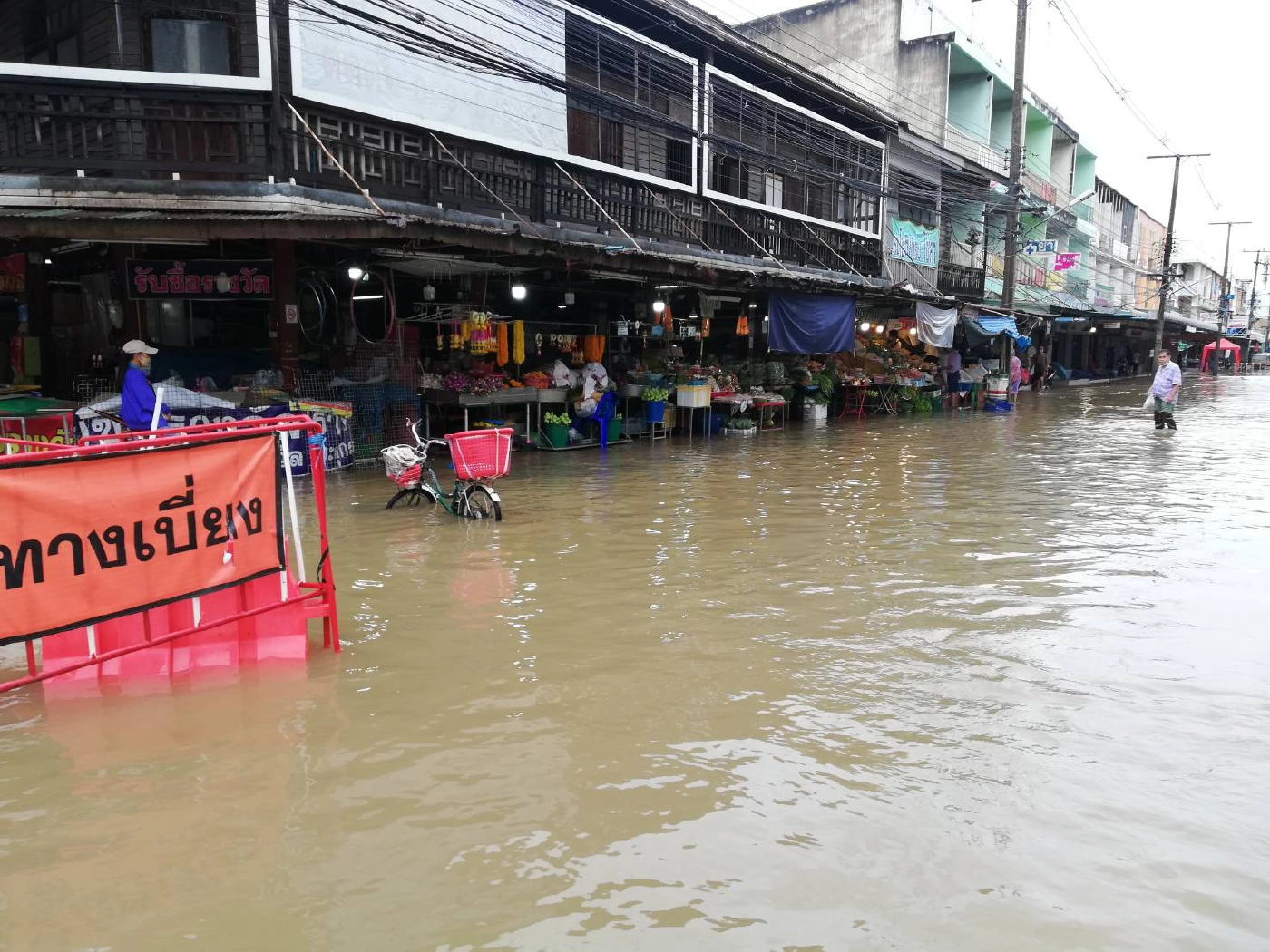 โซนเศรษฐกิจกลางเมืองชัยภูมิจมบาดาลหน้า รพ.ต้องใช้เรือรับส่งผู้ป่วย
