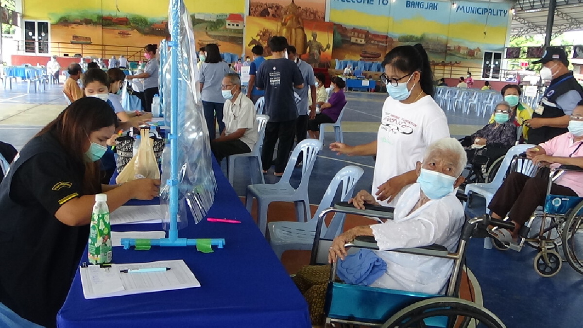แม่เฒ่าวัย 97 ปี นั่งรถเข็นมาฉีดวัคซีนป้องกันโควิด-19
