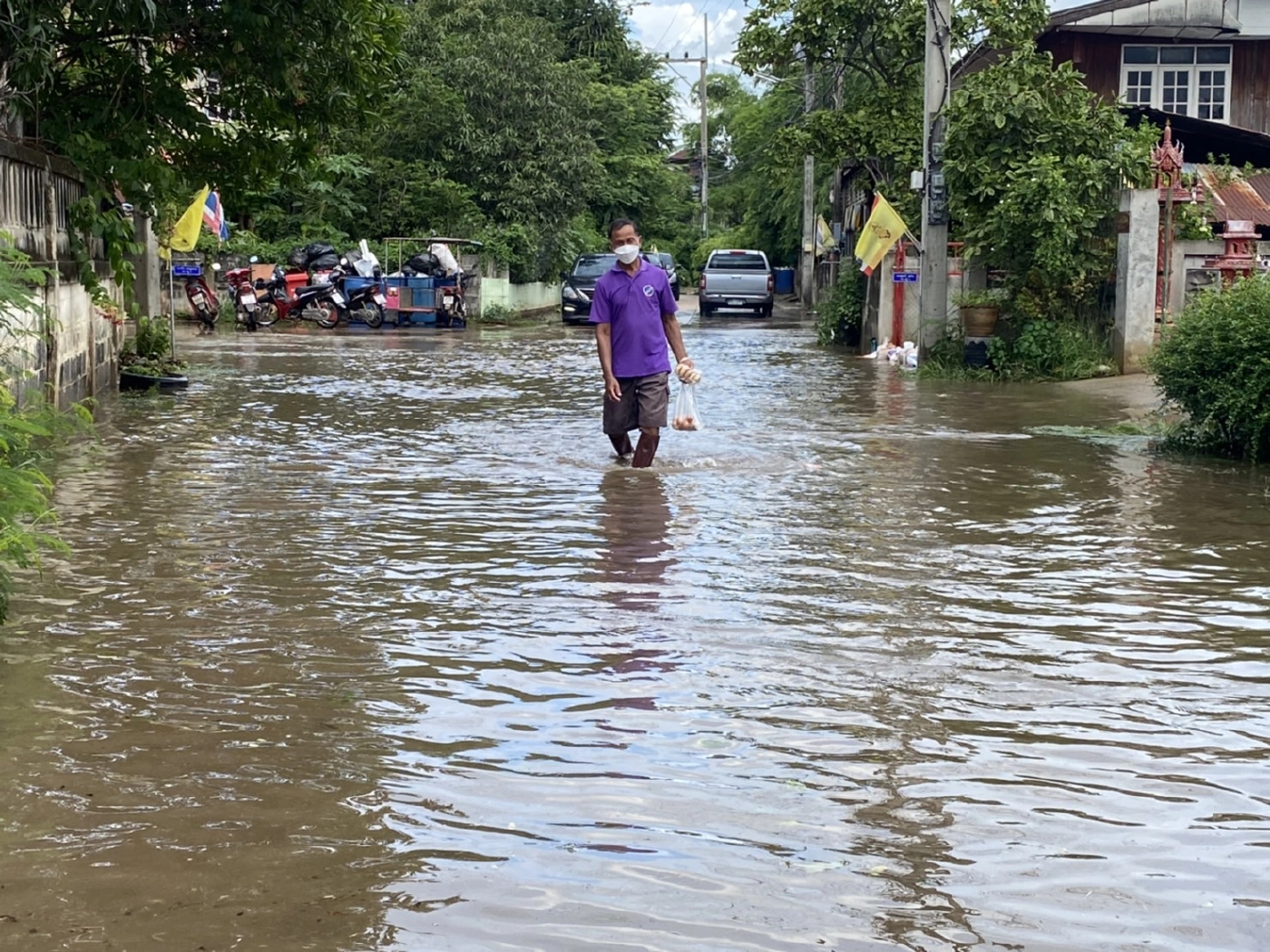 ชาวบ้านลำเชิงไกรอ่วมน้ำ2สายไหลเข้าท่วมบ้าน-ที่นากว่าพันไร่