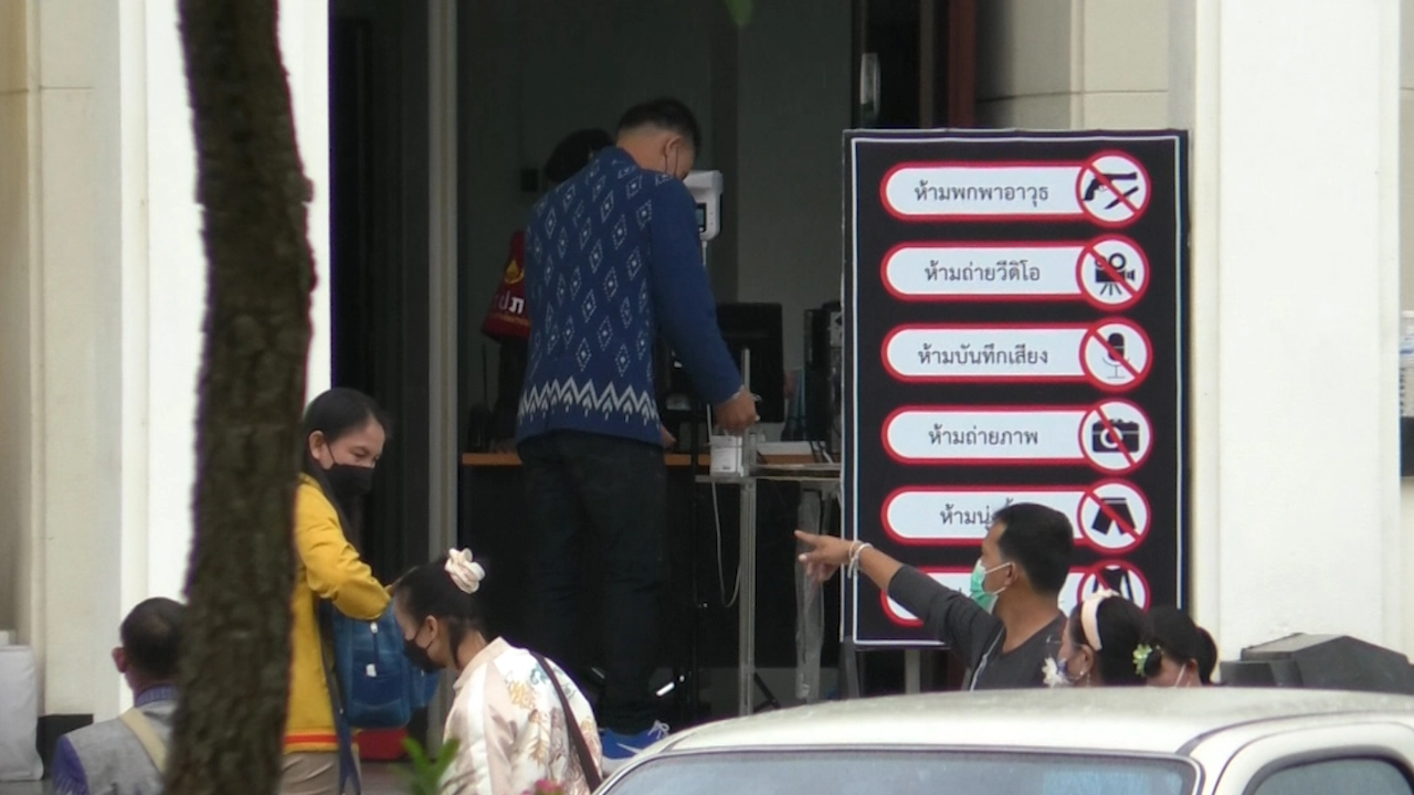 ลุงพลพร้อมยูทูบเบอร์ขึ้นศาลคดีป่าไม้และทำร้ายนักข่าว