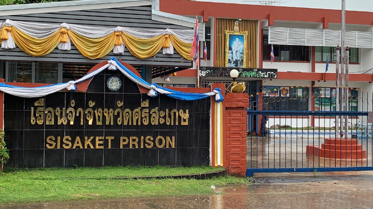 ปล่อยตัวผู้ต้องขัง ญาติโผเข้ากอดกลางสายฝน