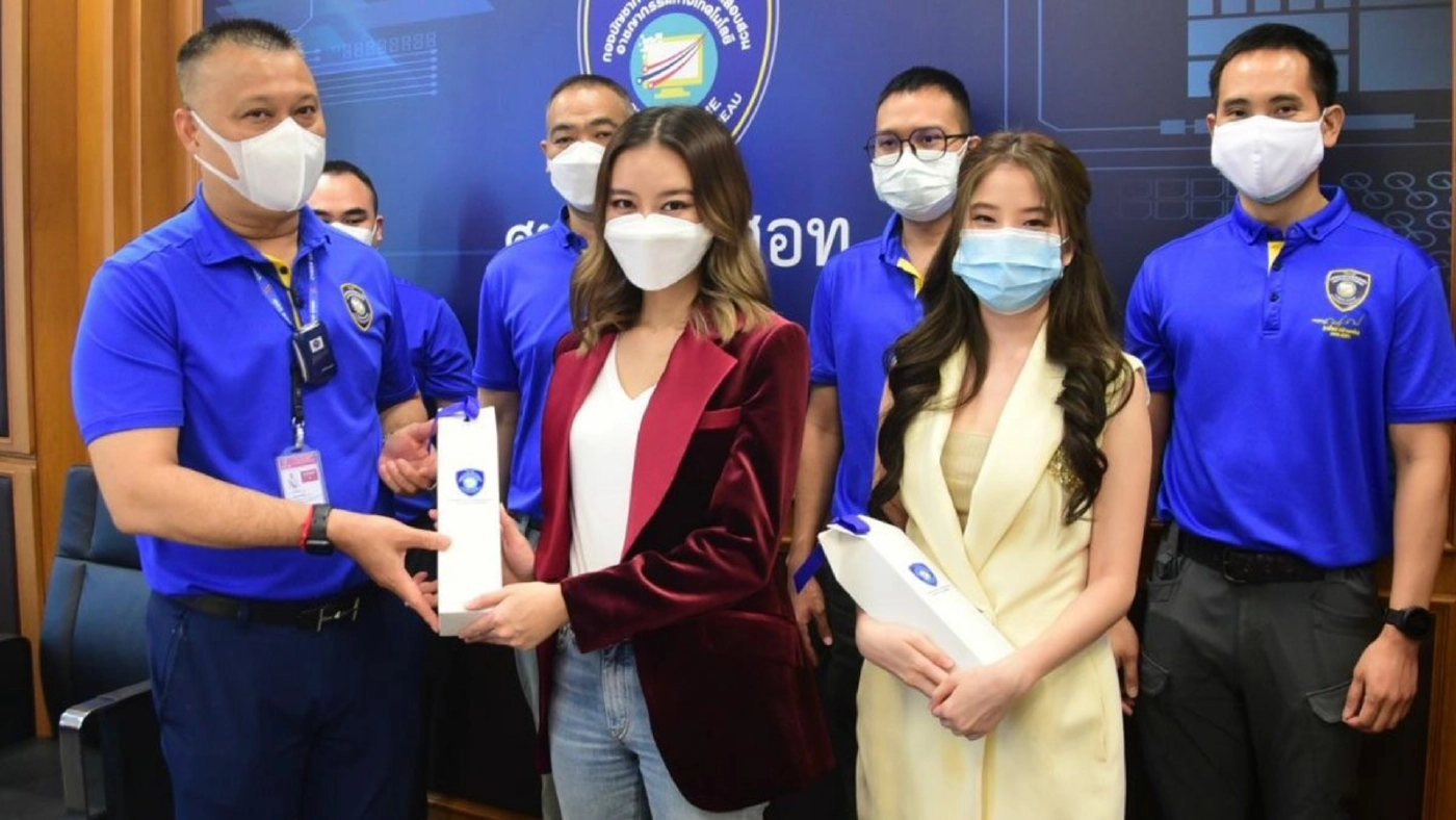 "ฝน-แพรวา" เข้าขอบคุณตำรวจไซเบอร์ที่รวบแอดมิน VK ขายภาพลับได้ทันควัน