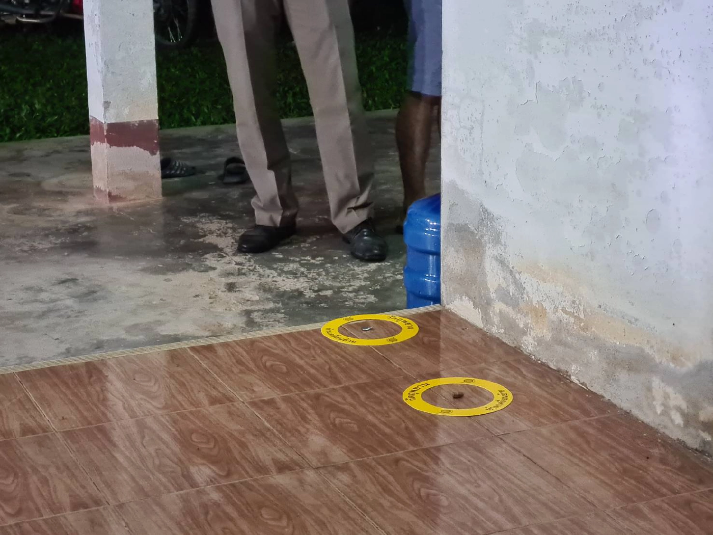 คนร้ายลอบยิงหนุ่มเลี้ยงวัวชนดับหน้าบ้าน