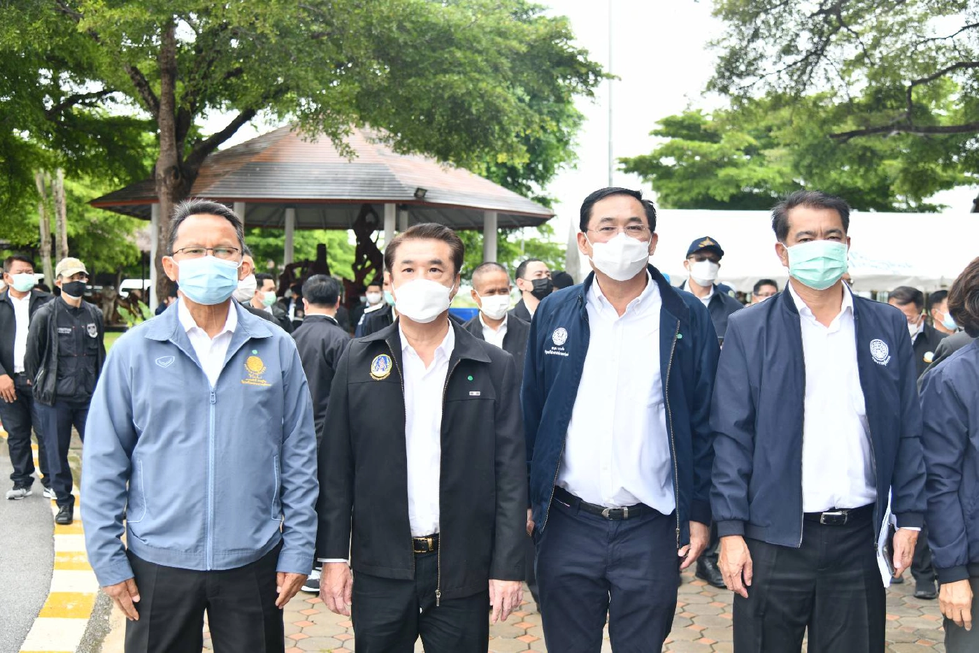 ส.ส.พรรคพลังประชารัฐร่วม 30 คนแห่รับ “บิ๊กตู่” ลงพื้นที่ตรวจน้ำท่วม สุโขทัย