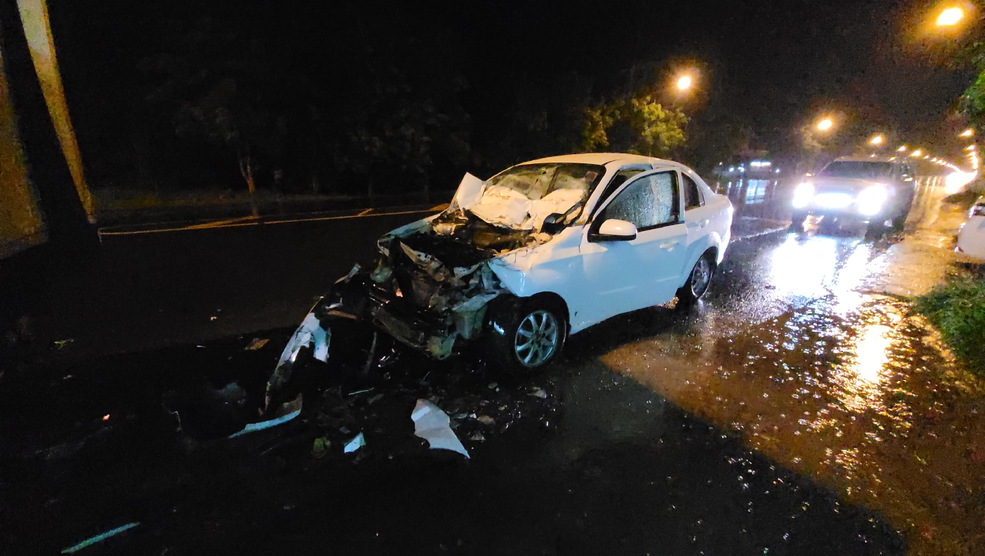 ฝนตกหนักรถเจ้าหน้าที่ป้องกันเสียหลักพุ่งชนท้าย 6 ล้อ สาหัส