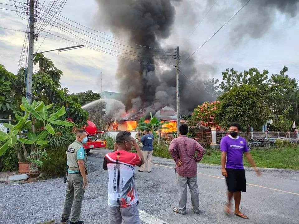 ไฟไหม้วอดลามตัวบ้านเสียหาย คาดจุดธูปทิ้งไว้