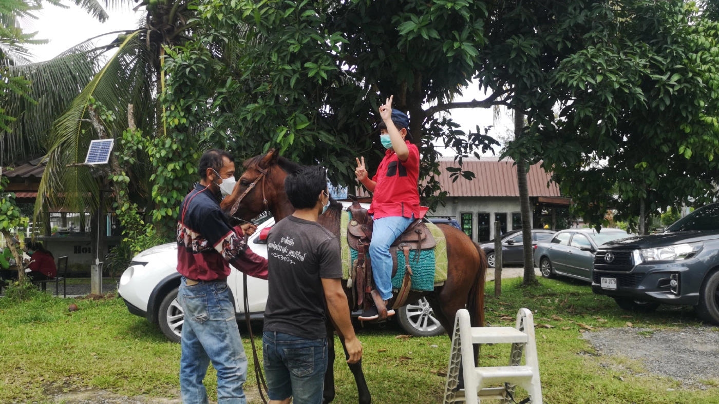 จำหน่ายอาหารแถมฟรีอาชาบำบัดทุกวันเสาร์