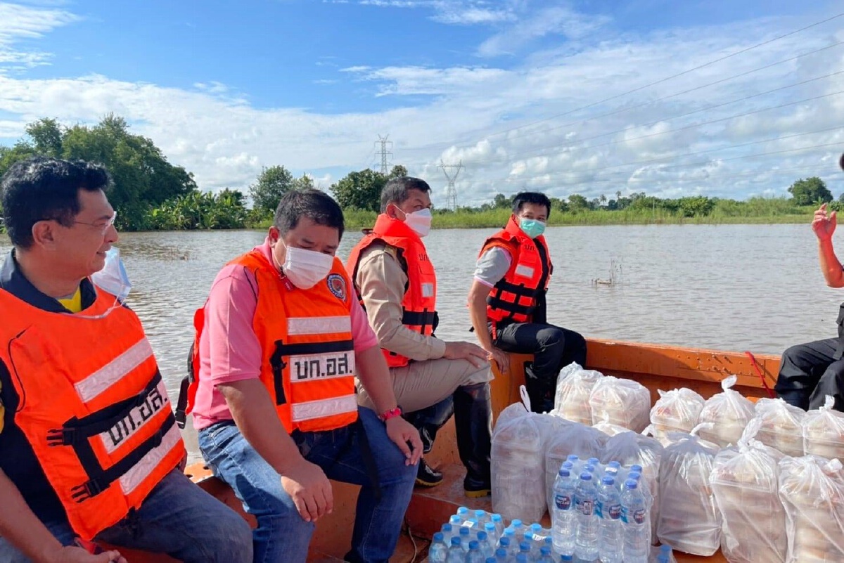 ผู้ว่าฯกำแพงเพชรล่องเรือแจกถุงยังชีพ-น้ำดื่ม