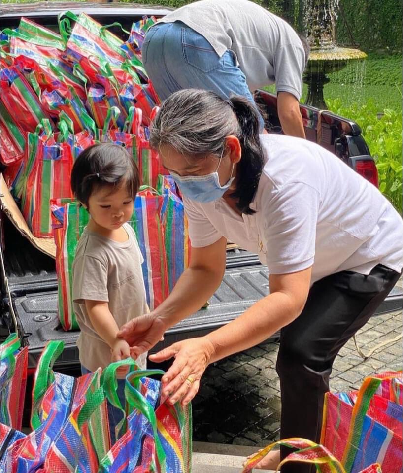 “เอมมี่ มรกต” ส่งถุงยังชีพ100 ชุดช่วยชาวบ้านย่านชุมชนแออัด