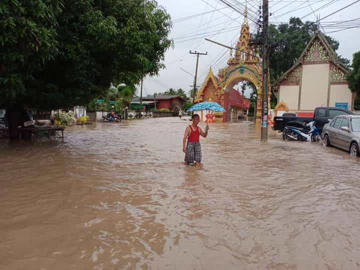 น้ำป่าไหลหลากท่วม"เถิน"-ชาวบ้านเร่งย้ายข้าวของขึ้นที่สูง