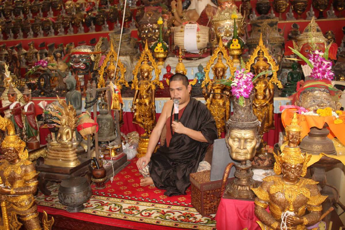 ประชาชนแห่ส่องเลขอ่างน้ำมนต์ฤๅษีเณร หลังงวดที่แล้วมีคนถูกรางวัลที่ 1