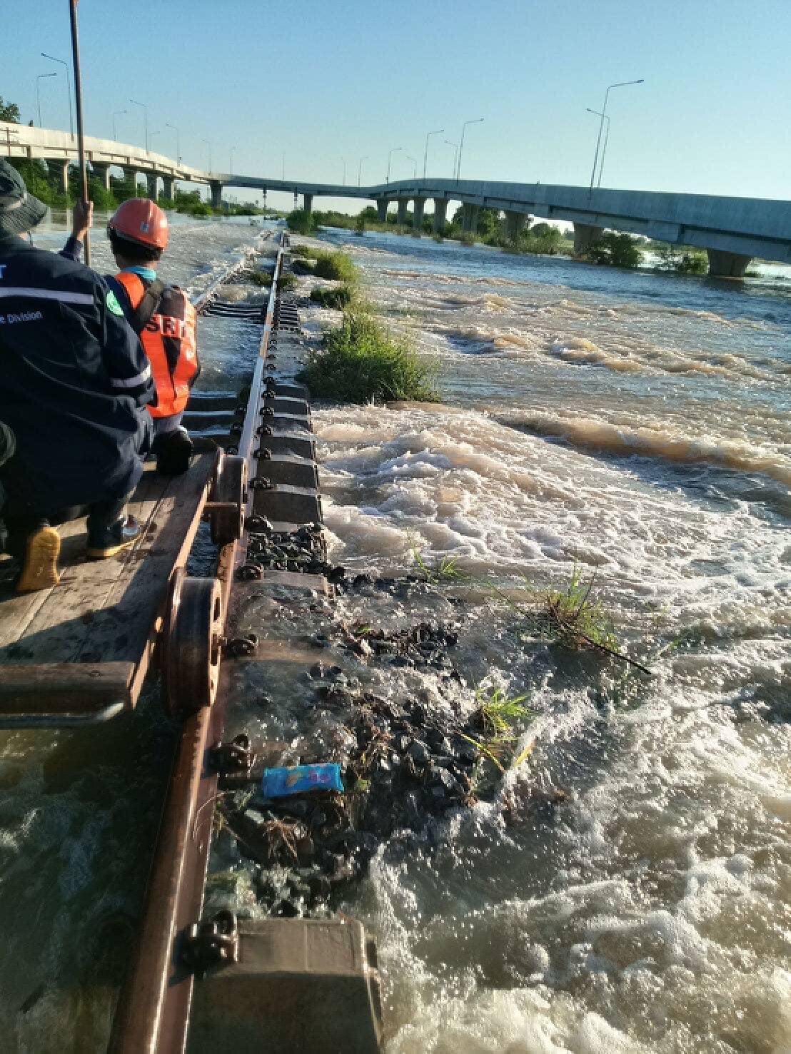 การรถไฟฯ งดเดินรถสายอีสาน 8 ขบวน เหตุถูกน้ำท่วมหนัก