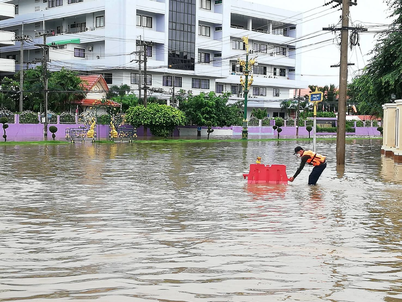 โซนเศรษฐกิจกลางเมืองชัยภูมิจมบาดาลหน้า รพ.ต้องใช้เรือรับส่งผู้ป่วย