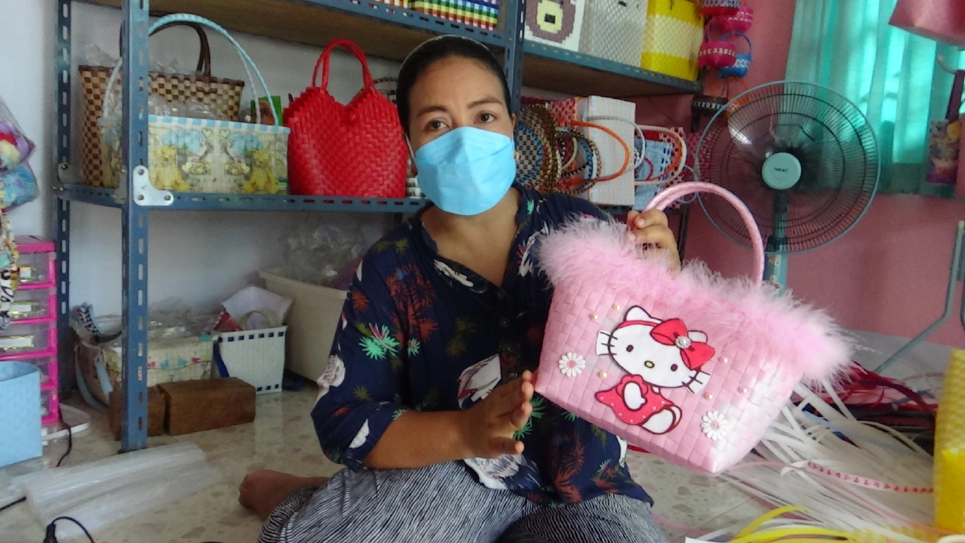 สองสามี-ภรรยาชาวตรังตกงานเซ่นพิษโควิด หันทำจักสานพลาสติกประยุกต์ขาย
