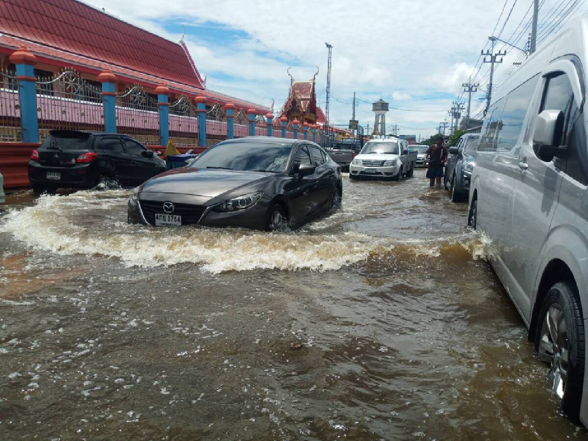 บางบ่อน้ำท่วมสูง ชาวบ้าน-พระสงฆ์ เดือดร้อนขนของหนีน้ำ