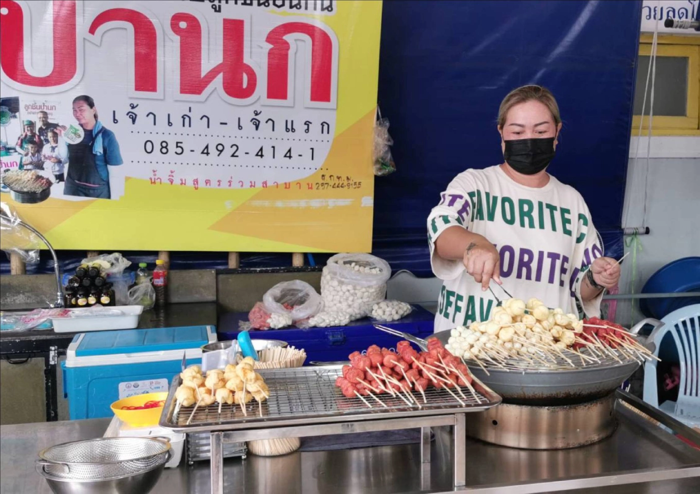 แม่ค้าปลื้ม “ลิซ่า” อยากกินลูกชิ้นยืนกิน ส่งผลยอดขายกระเตื้อง