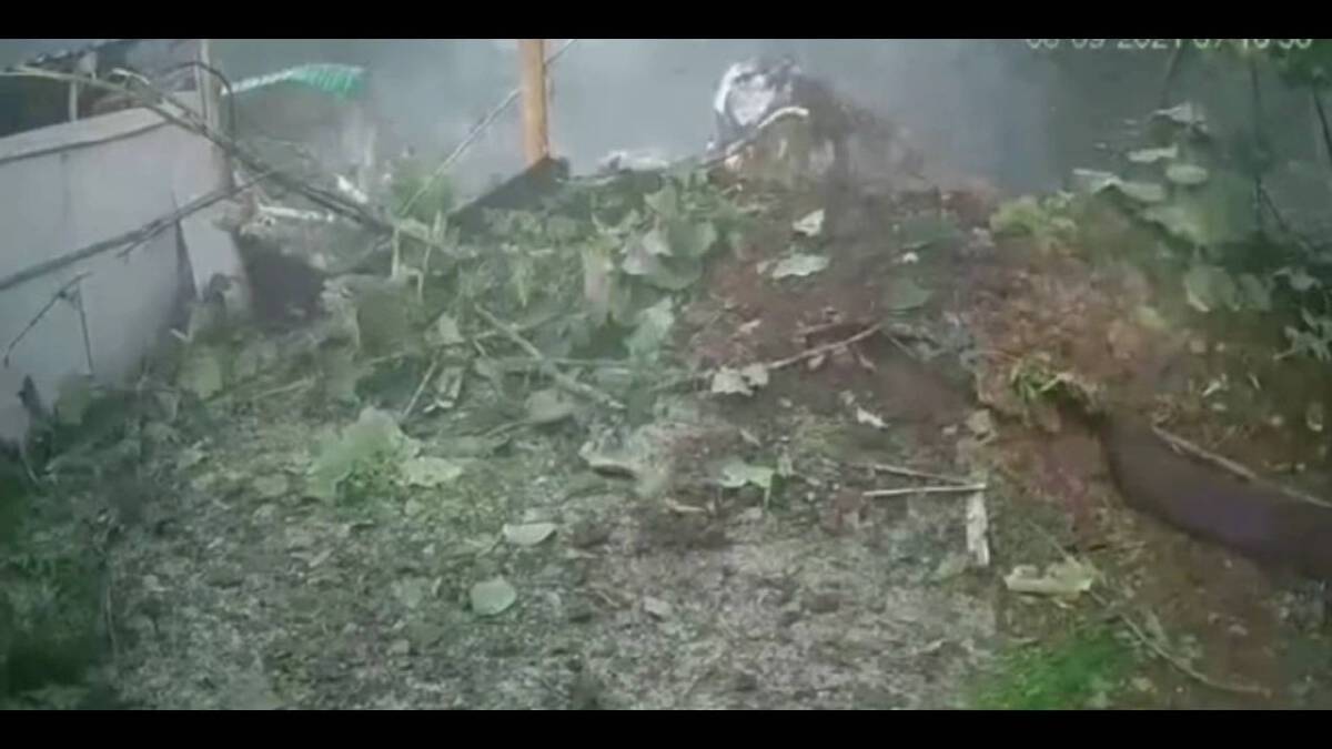 ฝนตกหนักน้ำป่ากัดเซาะเขาพังเหยดินสไลด์ทับศูนย์พักคอย อ.ภักดีชุมพล