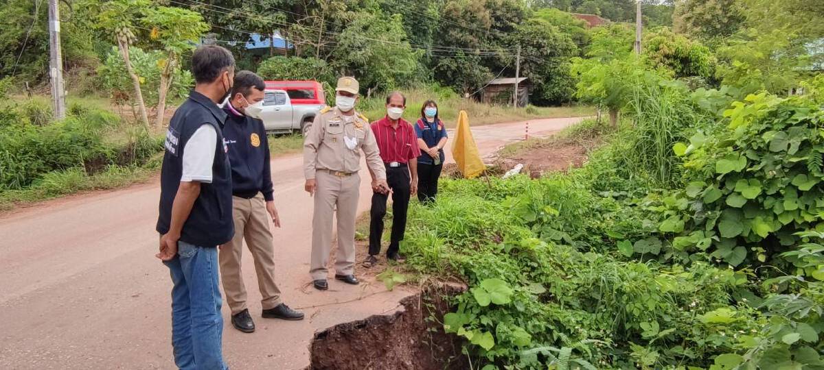 หวั่นอันตราย สะพานและถนนเส้นทางภูลมโลถูกน้ำกัดเซาะชำรุด