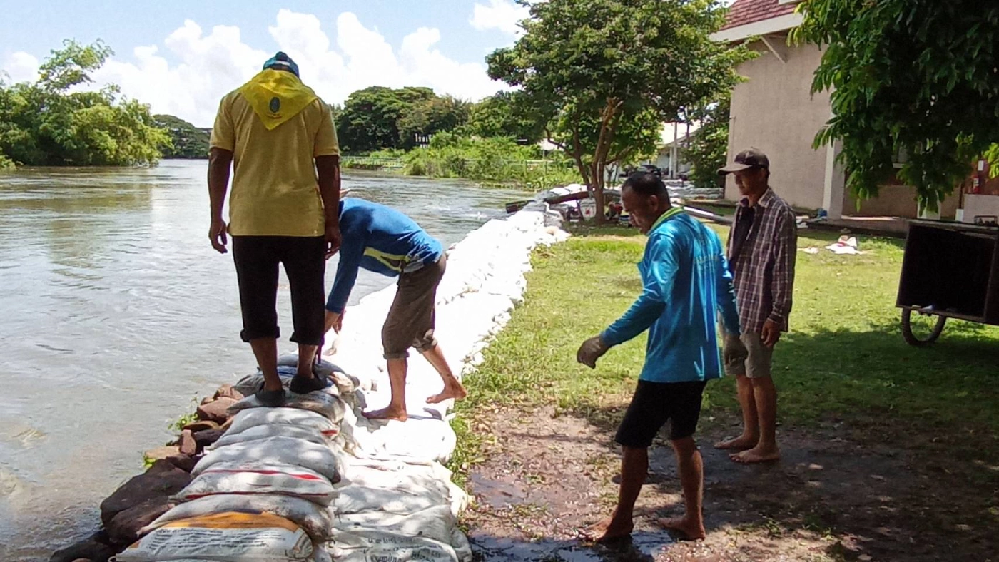 เร่งนำกระสอบทรายกั้นปราสาทหินพิมายอพยพ 80  ครอบครัวหนีน้ำ