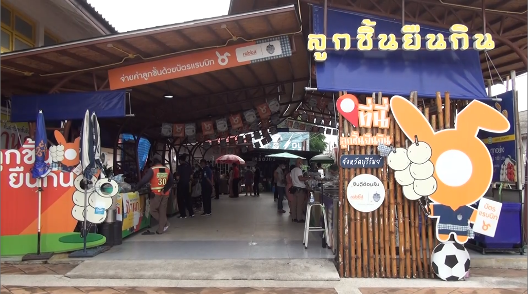 ลิซ่า ฟีเวอร์ ลูกชิ้นยืนกินรายได้ทะลัก ทอดแทบไม่ทัน!