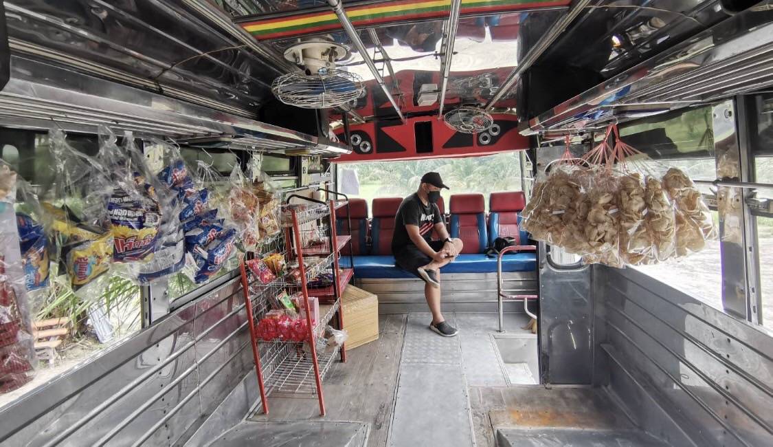 สู้ภัยโควิดนำรถโดยสารมาแปลงสภาพเปิดร้านกาแฟ ขายขนมกรุบกรอบ