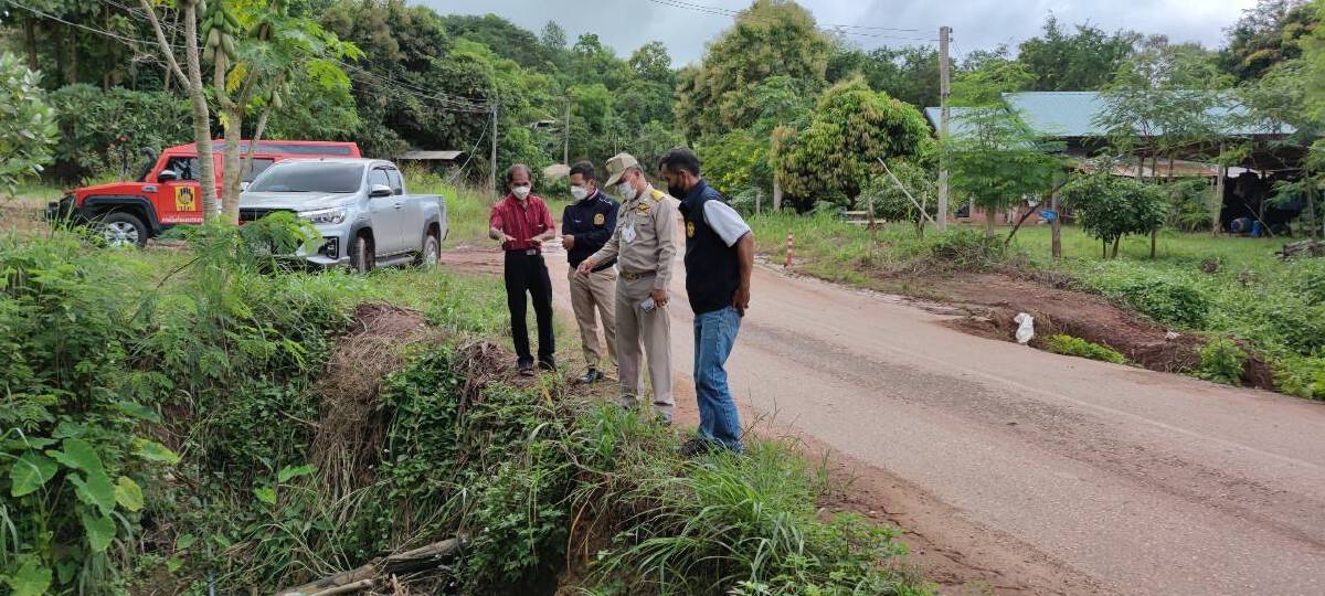 หวั่นอันตราย สะพานและถนนเส้นทางภูลมโลถูกน้ำกัดเซาะชำรุด