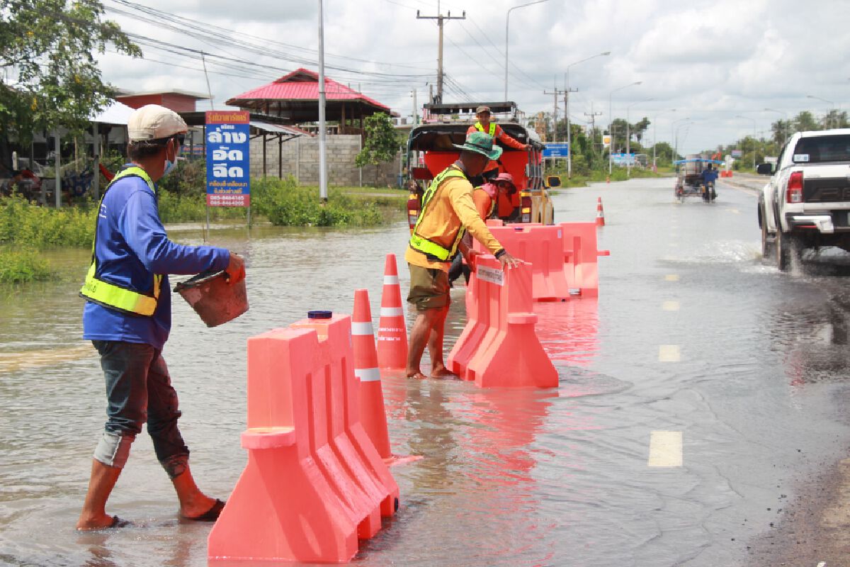 พายุฝนกระหน่ำ 3 วันติดต่อกันน้ำเอ่อท่วมถนนเชื่อมต่ออำเภอ