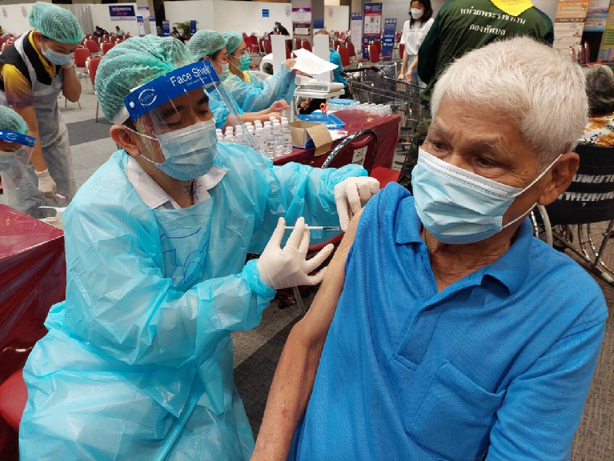 ชาวโคราชแห่ฉีดวัคซีนเข็ม 3 กระตุ้นภูมิคุ้มกันในวันมหิดล